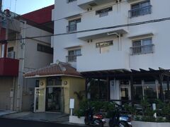 本日宿泊するホテルパティーナ石垣島。
1泊2名で10,300円、今日は寝るだけなのでここで十分。
このホテルの詳細については口コミに書いていますので詳しくはそちらをご覧下さい。