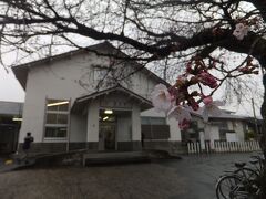 新城駅。桜が咲いていたので桜に焦点を合わせて。

