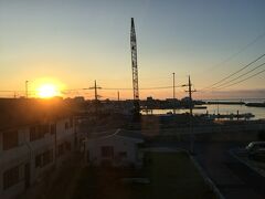 翌朝、ホテルパティーナ石垣島で6時40分頃目が覚めました。
冷房の調整がよく分からず、クーラーを入れたり切ったりで何度か目が覚め寝不足気味でしたが、前日の酒は残っていませんでした。
風呂に入って朝食を取り8時にレンタカー会社の迎えの車で10分ほどのレンタカーの店舗で車を借りました。
8時から16時までの契約で事故免責保証料込みで約4,800円と格安です。
これも事前にネット予約して成果。