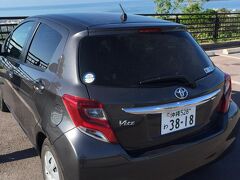 借りたのはこのトヨタビッツですが、燃費も良く石垣島ぐるっと１周してガソリン代は1100円ほどでした。
まず手始めに比嘉豆腐店で作りたての島豆腐を食べようと思って早速行ってみたのですが、同じことを考えてる人がたくさんいたようで満席、しかも並んでいる様子。
このために朝食を控えめにしていたのが無駄になってしまいました。
島豆腐は諦めて予定になかったパンナ公園のエメラルドの海が見る展望台に行ってみました。