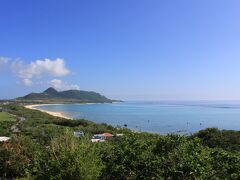 30分ほど車を走らせて玉取崎展望台に到着。
ここからの眺めは絶景です。
海と空の青のコントラストが凄い。
北海道ではお目にかかれない青さです。
これは北方面を写した写真ですが天気も良く、まるで風景画のようでした。
