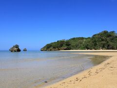 石垣島最北端の平久保崎灯台を目指し車を走らせていたところ、突然左手に現れた海岸。
この後、11時オープンの明石食堂まで戻らなければならず、時間はなかったのですが、思わず道路脇に車を停めました。
廻りに背の高い草が生い茂る僅か１メートル位の細い道を入っていったところ現れたのがこの風景です。

https://youtu.be/Wi_c1s8McEA
