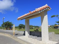 明石食堂に行く途中にあったバス停。
赤瓦の屋根と白い角柱が青空に映えます。
のどかな南国っていう感じですね。