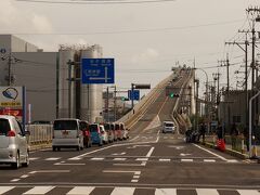 まずはCMで有名になった江島大橋「べた踏み坂」へ。
CMのイメージだともう少し急な坂道だと思っていた。
撮り方なのかな？
ひたすらアクセルを踏み続けてはいたが、アクセル全開ではなかった。
ただ、軽なら厳しいかも。