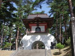 遠野ふるさと村を後にして、南下して向かった先は「福泉寺」
1912年創建の、歴史的には比較的新しい真言宗のお寺さんです。
日本最大の木造大観音像が安置されているということで、訪問してみました。
ここも「市内観光共通券」が使えましたよ。

こちら竜宮門。