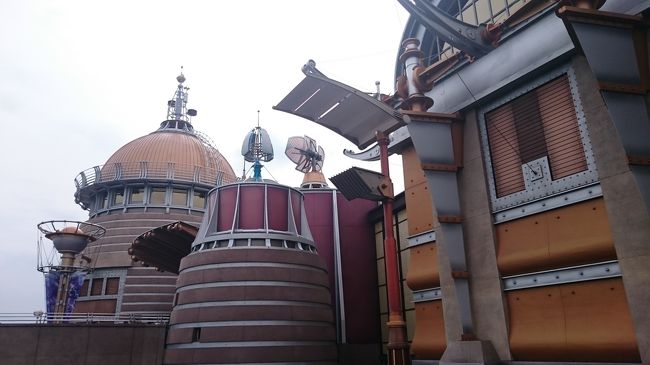 はい、次のアトラクション「ストームライダー」へ。ここも行列。しかし最後尾から、1時間ちょっと待ちとの事。レストランも激混みの為、このアトラクションを体験してから昼食！となりました。