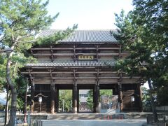 東大寺に到着しました。ここは南大門。

朝早いので空いています。