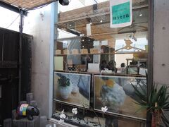 有名なかき氷屋さん、ものすごく人が並んでいました。