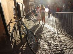 ガムラスタンの街並。
この日は、トライアスロンの試合があって、町中に柵が！