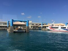 レンタカーを返して石垣港離島ターミナルまで送ってもらいました。
フェリーターミナルに着くと平田観光さんのブースで事前にネットで予約してあった西表島・由布島・竹富島 3島周遊・Lコースのチケットを受け取りました。
じゃらんの遊び体験5000円クーポンを使ったので通常2名で29,400円だったのが5千円引きの24400円で買うことが出来ました。
ちなみにこれは4日目に周るツアーのチケットです。
平田観光さんでついでにこれから乗るフェリーの乗船券も購入。
予定通り15時20分の小浜島行きフェリーに乗船しました。