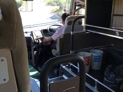 小浜港に着くと今日宿泊するホテル「はいむるぶし」の人がプラカードを持ってお出迎え。
しかしゲートも何もないとは大らかなものです。
宿泊客である旨を告げる、早速待機していたホテル専用バスではいむるぶしに向かいます。
バスから無線でホテルに到着者の氏名を告げていたので、この後のフロントでのチェックインが楽になる仕組みらしいです。
港からホテルまではバスで5分ほどで到着しました。