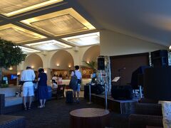 ホテルのフロントはこんな感じ。
到着順に担当がついてチェックインを行います。
待ち時間は5分ほどだったと思います。
チェックインが終わった後、敷地が広いことも有り移動用のカートの操作講習と受け取りを終えた後いよいよ部屋へ向かいました。