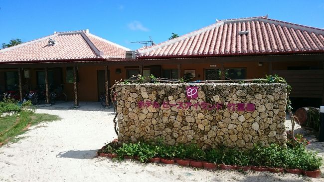 送迎を頼んでいたので竹富島に着いたらホテルの人が待ってくれていました。<br /><br />ただ、同乗した女の人達のキャリーバッグを送迎の人が助手席に乗せていたんですが、ドアがしまらずバッコンバッコンドアで叩いて無理やり閉めようとしていました。<br />その女の人はクスクス笑っていましたが・・・いいのか！？(-_-;)って感じでした。<br /><br />今回お世話になるホテルピースアイランド竹富島です。<br />雰囲気がステキです。