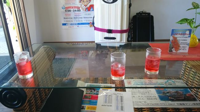 フロントでウェルカムドリンクがもらえます。<br /><br />ソファーが？壁が？ちょっとカビ臭かった・・・。