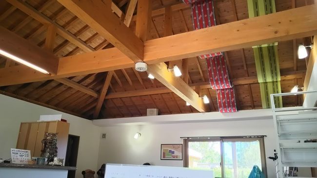 フロントの天井。<br />高いです。<br /><br />部屋に荷物を置いて自転車を借りて出発！と思ったら子供を後ろに乗せる自転車の空気が全然入ってない！！<br /><br />パンクかと思いホテルの人に聞いたら多分パンクしてて子供用の自転車はこの１台だけだから今日は無理ですね〜とサラッと言いやがったから、はるばるここまで来たんだから試しに空気入れてみてってお願いしたら、ただたんに空気が入ってないだけでした。<br /><br />１時間３００円で貸してんだからもう少しメンテナンスしておこうよ・・・。