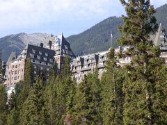 　これが威容を誇るかのThe Fairmont Banff Springsでございます。
泊まることは一切ありませぬ。