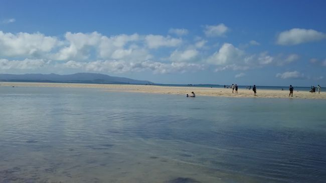 海の真ん中に砂地が出来てました。<br />歩いても歩いてもずーーーと浅瀬でした。<br />なんか不思議。<br /><br />それと離島ターミナルもそうでしたが大陸の方が大勢いました。