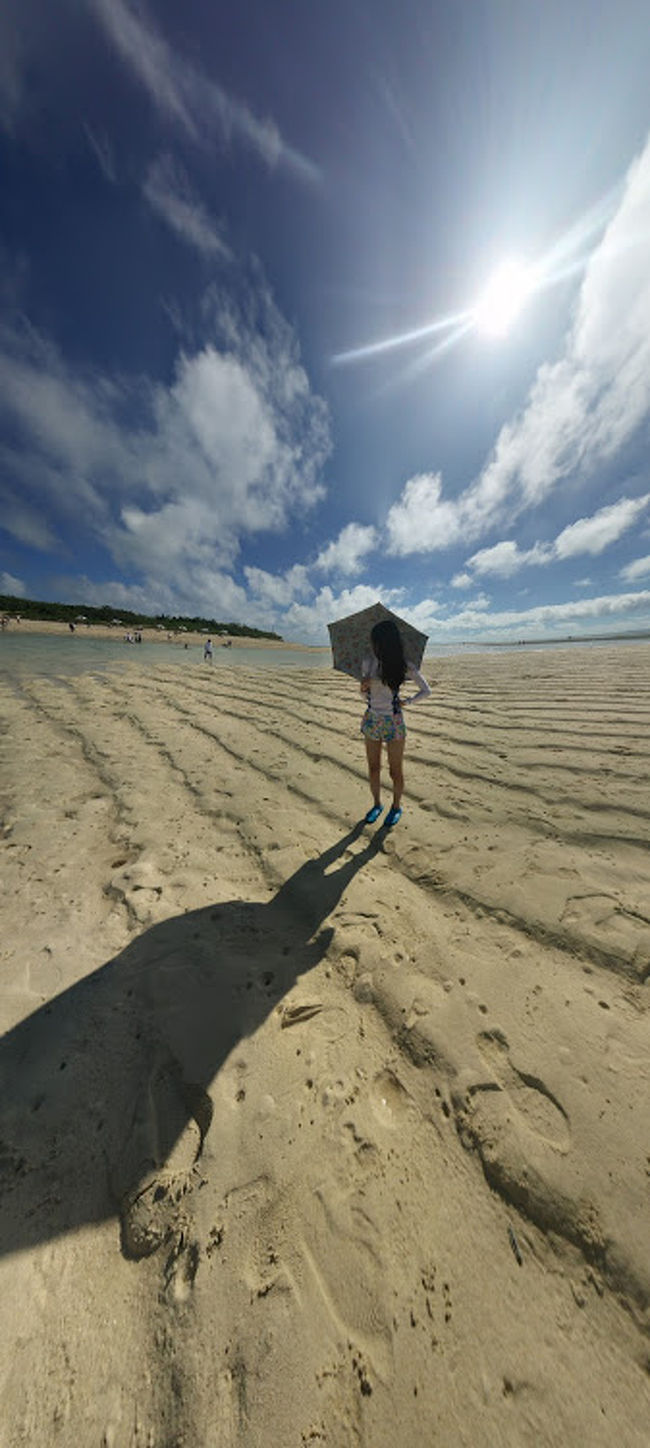 暑いので日傘使用中の長女