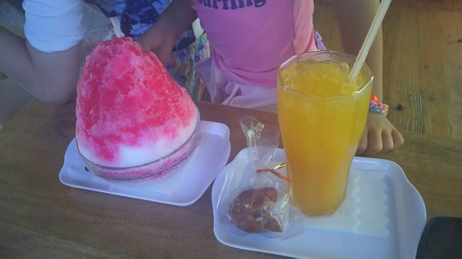 特大サイズだったので控えめに注文。<br /><br />私はかき氷を食べるとすぐ頭がキーンとしちゃう方なのであまり食べないのですが、このかき氷は苦手な人でも食べれると思います！<br /><br />ふわふわで口に入れた途端溶けてなくなる不思議な食感でした！<br />