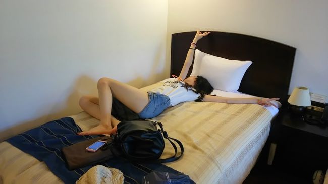 自転車を返却しホテルへ。<br /><br />ベットが２つと敷布団が置いてありました。