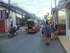 チャウエンビーチ通りから入っていきます、ザ ライブラリー サムイ。