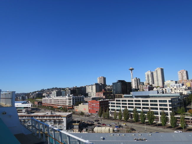 スペースニードルが見えます。<br />海側からこの高さから見るにはクルーズのサンデッキからだけかも！？<br /><br />とても明るいけど１６時。<br />さていよいよ出航です。<br /><br />ぼーーーー！！<br />って汽笛が。船が静かに動き出しました。<br />離れ行くシアトル。遠くに見えるマウントレーニア。しばしうっとりとします。<br /><br />サンデッキは、陽気な音楽とダンスで盛り上がっています。<br />私たちはダンスを見るだけにして、踊れないから。<br /><br />バーベキューのお肉やフルーツをつまんで海を眺めたりしてまったりと。<br />お肉は少し硬くていまいちでした。