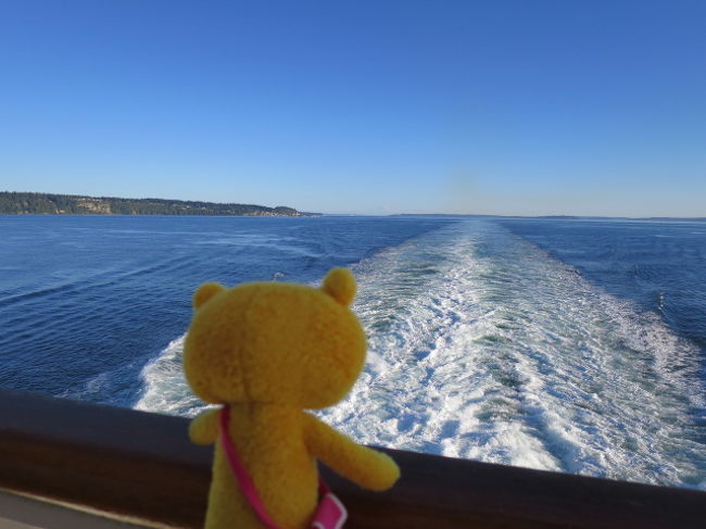 船の一番後ろ。<br />もうシアトルの街が見えません。<br />船の跡がきれいです。