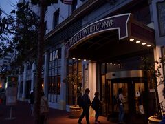 サンフランシスコの宿はHotel Whitcombでした。

シビックセンターの周りは、テンダーロイン地区と言って治安が良くないとネットで書かれていたので心配したけど、ホテルの前の通りは問題なさそう。

通りから北へは行くなとは言われたけど^^;