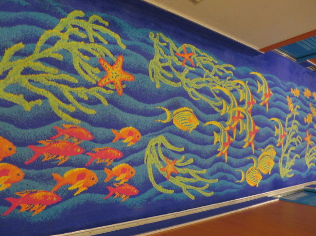 一旦、部屋に戻ります。<br />部屋前の廊下。お魚が向いている方向が前です。<br />かわいいしわかりやすいです。<br /><br />この後、私は昼寝。夫は早速スポーツジムに行きました。<br /><br />ポカポカ暖かい陽だまりで最高に気持ちのいい昼寝をしました。<br />疲れも回復です。昼寝といってももう１８時くらいなんですがね。