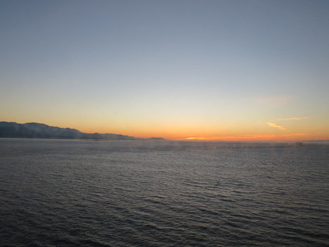 昼寝から目覚めたら、もう１９時過ぎていました。<br />部屋のデッキから夕陽をぼんやりと眺めます。<br /><br />夫が戻ってきたので夕飯を食べに行くことにしました。<br />２０時です。
