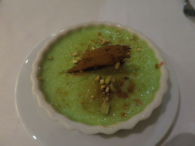 ピスタチオのブリュレ( *´艸｀)<br /><br />ピスタチオのスイーツって結構おいしい。<br />夫のを半分もらって食べたけどほんとは全部食べたかったしおかわりしてもよいかなーって思ったくらいです。<br /><br />レストランメニューは毎日変わるので、次の日はピスタチオのありませんでした。。。<br /><br />あー残念。