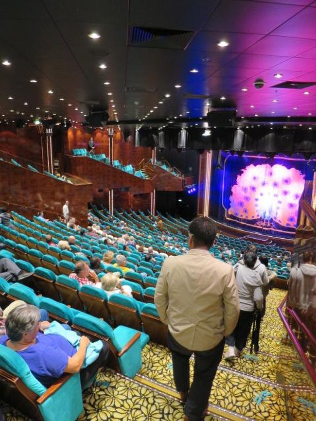 夕飯の後、<br />Stardsut Theaterでマジックショーを見ました。<br />写真は撮らなかったのでないのです。<br />少しトークショーっぽいマジックショーで英語がわからない私は楽しさ半減でしたがみんな楽しそうです。<br /><br />船の中にこんな場所があるのがすごいです。揺れは全然感じません。<br />本当に海の上にいることも忘れてしまいます。<br /><br />部屋に戻って、床についたのはもう２４時過ぎでした。<br />色々楽しくて疲れてすぐにウトウトぐっすりです。