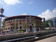 闘牛場らしき建物が見えます。
これはＡＲＥＮＡＳ　ＤＥ　ＢＡＲＣＥＬＯＮＡ（アレーナス・デ・バルセロナ）

古い闘牛場を利用した建物で、1977年まで実際に闘牛場として利用されていたそうです。外壁のみを残し、中身はショッピングセンターになっています。
