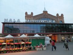 ハラ・ミロフスカ (Hala Mirowska)
要は市内にある市場ですが現在は外観だけで中はスーパーが入っています。
