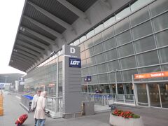 ２０分位でワルシャワ・ショパン空港に到着です。
Ｕ−ＢＥＲのタクシー代は２０ズロチ（約７００円）と激安でした。