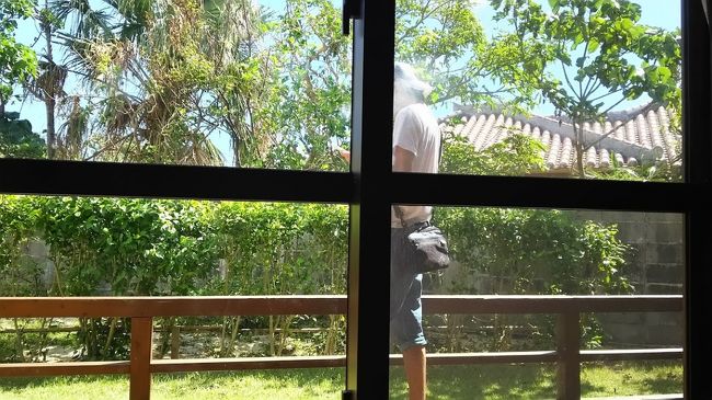 テラス。<br />旦那は一服中