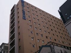 さて、お茶も買ったのでホテルに荷物を置きに行きましょう。

今回のホテルはこちら、名鉄イン名古屋錦です。
栄から徒歩5分前後、久屋大通駅からはすぐの立地です。