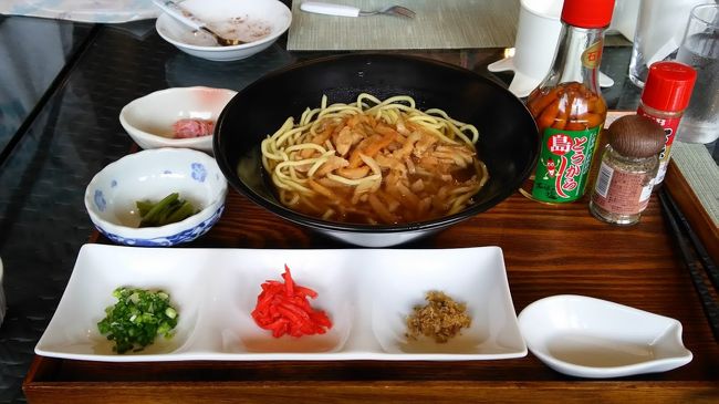 メイン１品プラスハーフビュッフェで１３８０円〜とリーズナブルだったしビュッフェ付きなら旦那もお腹いっぱいになるだろうとここに決定。<br /><br />私はメインは八重山そばにしました。