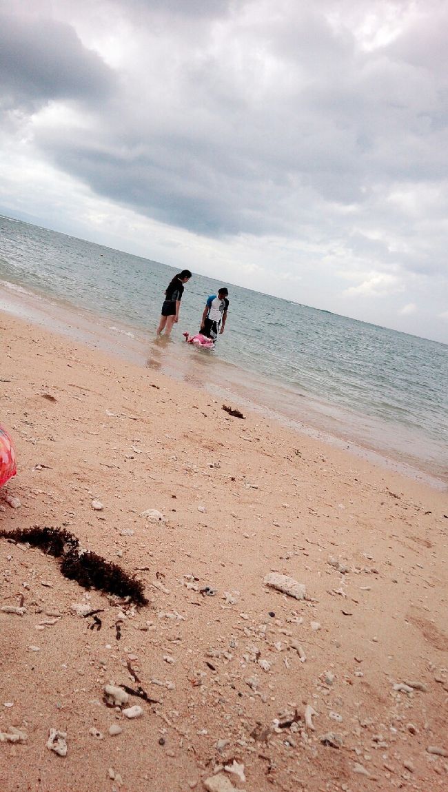 曇っているのであんまり海がキレイじゃない・・・。<br /><br />千葉の海と変わらない感じ・・・。