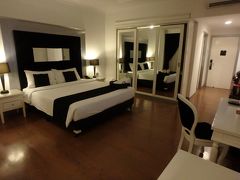 フライトは順調でしたが、日本を朝10時過ぎに飛び立っているので、バリ到着は普通に夜です。
とりあえずデンパサールの空港近くに一泊だけ利用するホテルを取りました。
なんと2名1泊50ドルという安さで部屋はこの広さです。朝食もついていて、プールやスパもあり、意外にもまともなホテルでした。