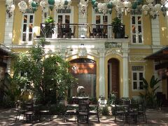 予約が不要なホテルから近いレストランを探しておいたので、タクシーでここへ。
運転手さんお釣りくれました。
Quan An Ngon