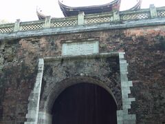 レストランを出て、目の前の歩道を渡り、右折するとここ。
壊れた所は、フランス軍の艦艇から放たれた砲弾の跡だそうです。
ここを更に右方向へ進み