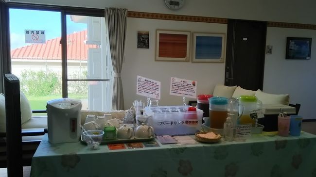 フリードリンク。<br />夜１０時まで置いてあります。<br /><br />ここで飲み物を注いで部屋で飲む事も出来るのでかなり助かりました。