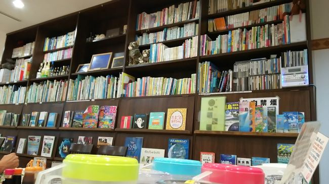 本も沢山あります。<br /><br />絵本や沖縄の本などいっぱいあるので宿にいる時間、いい暇つぶしになりました。