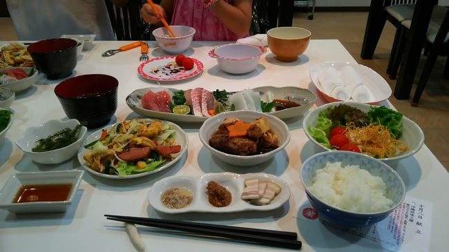 楽楽楽の夕食<br /><br />楽楽楽はボリューム満点だって事忘れてた・・・。<br />食べすぎたお昼がまだお腹に残っている状態でしたが・・・<br /><br />旨い。<br />旨すぎる。<br /><br />食欲と胃との戦いでした(~_~;）<br />結局半分位残してしまいましたが。<br /><br />このあとデザートも出てきます。<br /><br />因みに汁物、ごはんはセルフです。<br />