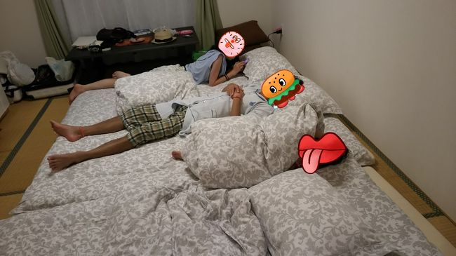 食べ終わってノックアウト。<br /><br />布団もふかふかでした！<br />ただ私には少し枕が高かったかな。<br /><br />