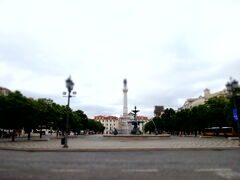 朝のロシオ広場はとても静か。