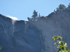 続いてブライダルベール滝

2015年の夏はかつてないほどの干ばつで、ブライダルベール滝がここまで水がなくなったのも初めて見たとガイドさんは言っておりました