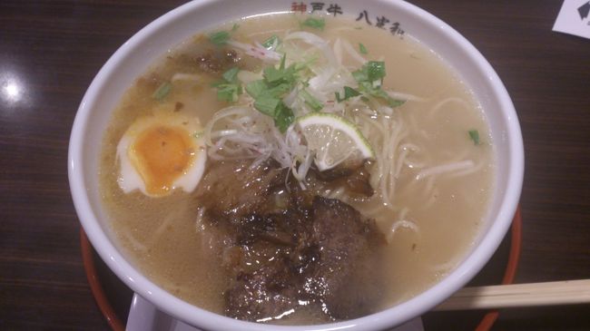 神戸牛 塩ラーメン。<br />深みのあるスープ、口の中で蕩ける神戸牛に感動！^▼^<br />麺は太め？な感じがしました。<br />店員さんによると塩のチャーシューがお勧めらしいです。