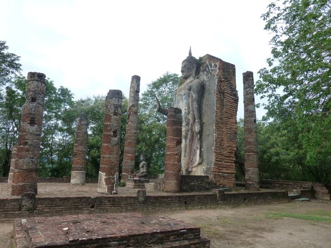 森の中の世界遺産、スコータイ西部地区へ』スコータイ(タイ)の